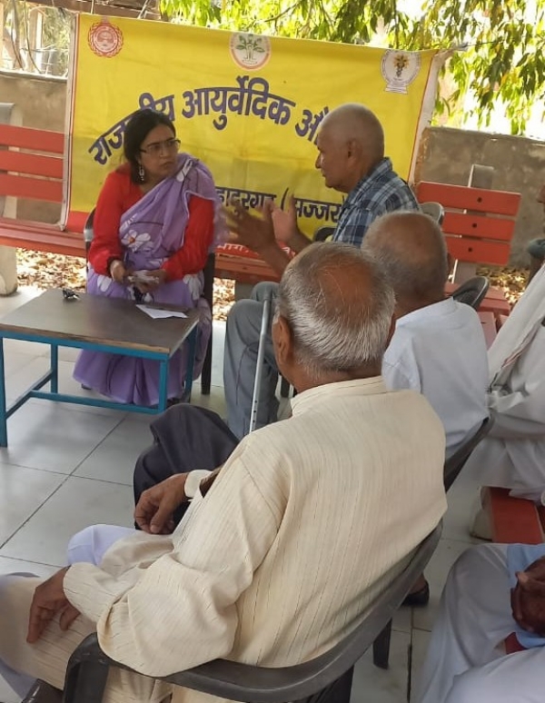 आयुष विंग में मरीजों का इलाज करती आयुष चिकित्सक डॉ. सुमन देशवाल।
