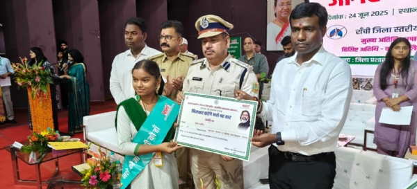 छात्रों को प्रशस्ति पत्र देते डीआईजी और उपायुक्त