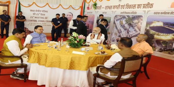 रात्रिभोज में विशिष्ट जन