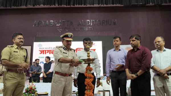 कार्यक्रम का उद्घाटन करते एसएसपी और डीआईजी