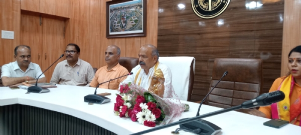 प्रयागराज में मीडिया से वार्ता करते हुए गो सेवा आयोग के सदस्य रमाकान्त एवं अन्य पदाधिकारियों का छाया चित्र