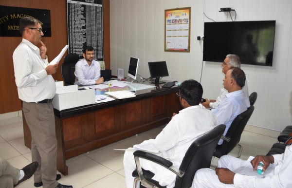 फतेहाबाद। प्री-रिविजन गतिविधियों के संबंध में राजनीतिक दलों के प्रतिनिधियों के साथ बैठक करते सीटीएम गौरव गुप्ता।