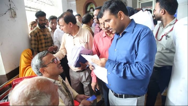 भोपाल में कलेक्टर ने सुनी आवेदकों की समस्याएं