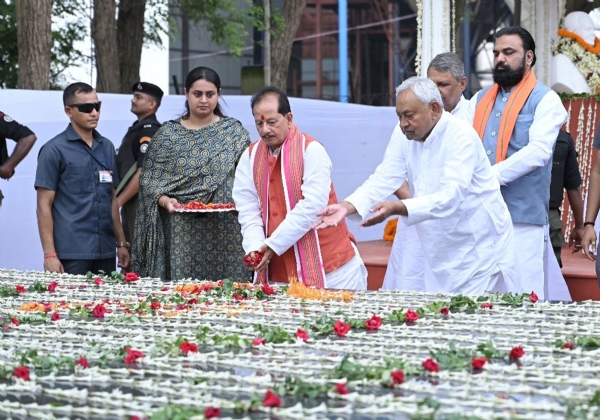 मुख्यमंत्री नीतीश कुमार ने जमुई में पूर्व केंद्रीय मंत्री दिग्विजय सिंह की 15वीं पुण्यतिथि पर उन्हें श्रद्धांजलि अर्पित की।