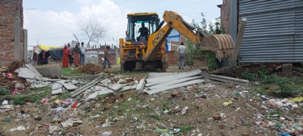 बुलडोजर चलाकर कब्जा मुक्त कराते अधिकारी बुलडोजर चलाकर कब्जा मुक्त कराते अधिकारी