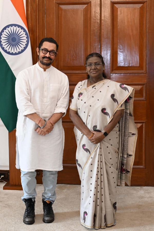 अभिनेता आमिर खान मंगलवार को राष्ट्रपति द्रौपदी मुर्मु से राष्ट्रपति भवन में मुलाकात के दौरान