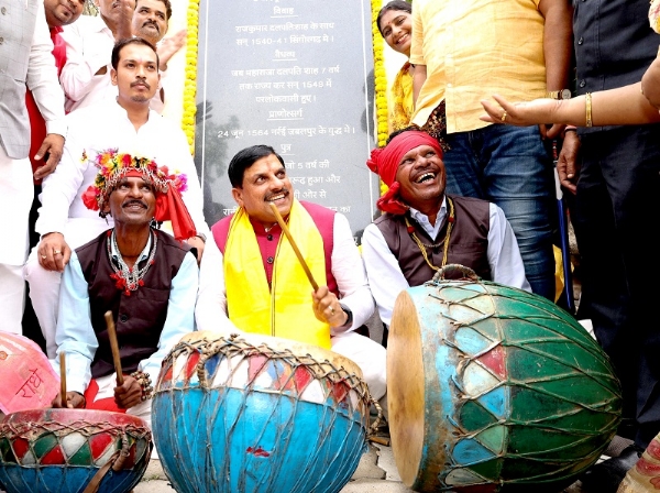 जनजातीय समाज का अभिवादन और नर्तक दल का उत्साहवर्धन