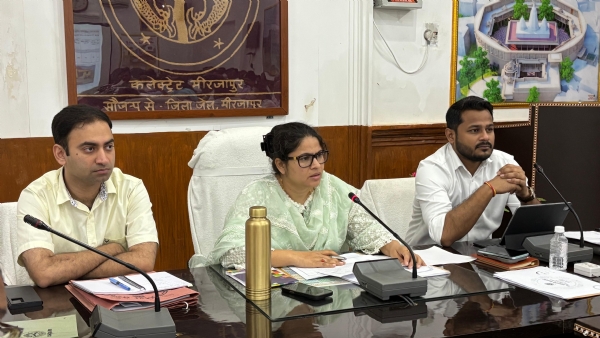 कलेक्ट्रेट सभागार में समीक्षा बैठक करती जिलाधिकारी प्रियंका निरंजन व अन्य।