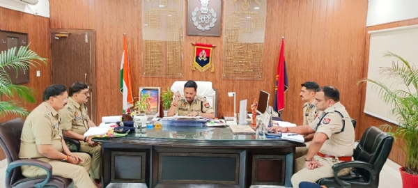 डीआईजी अजय कुमार साहनी रेंज कप्तानों संग समीक्षा के दौरान