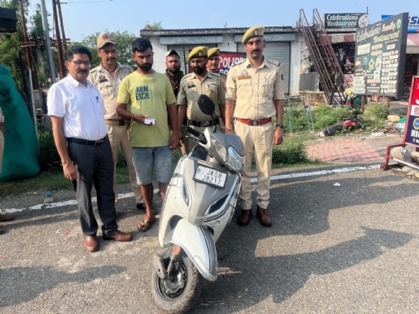 A smuggler arrested with chitta at Atal Setu Naka