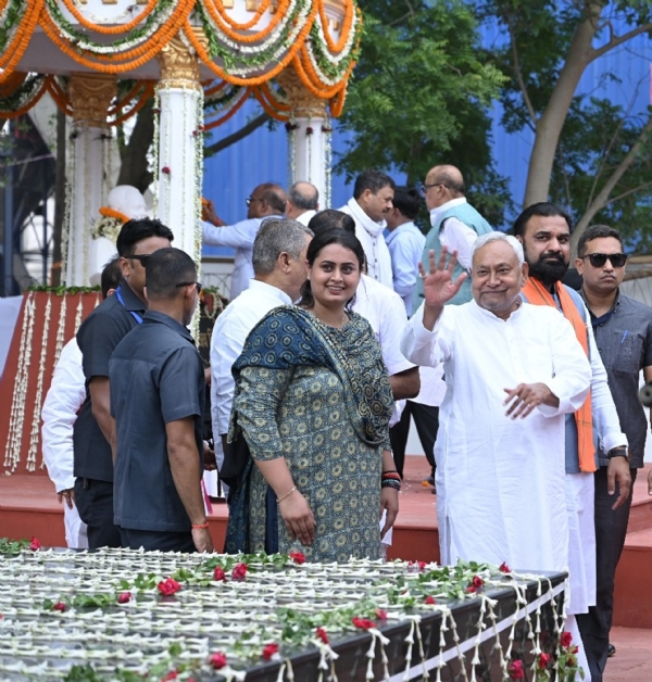 मुख्यमंत्री नीतीश कुमार ने जमुई में पूर्व केंद्रीय मंत्री दिग्विजय सिंह की 15वीं पुण्यतिथि पर उन्हें श्रद्धांजलि अर्पित की।