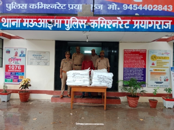 प्रयागराज के मऊआइमा थाने की पुलिस द्वारा गिरफ्तार गांजा तस्कर का छाया चित्र