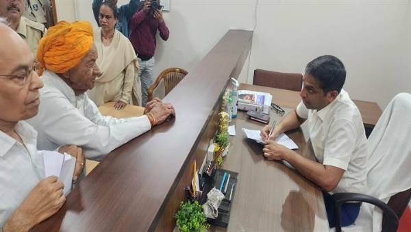 इंदौरः कलेक्टर आशीष सिंह ने आमजन से रूबरू होकर सुनी समस्याएं