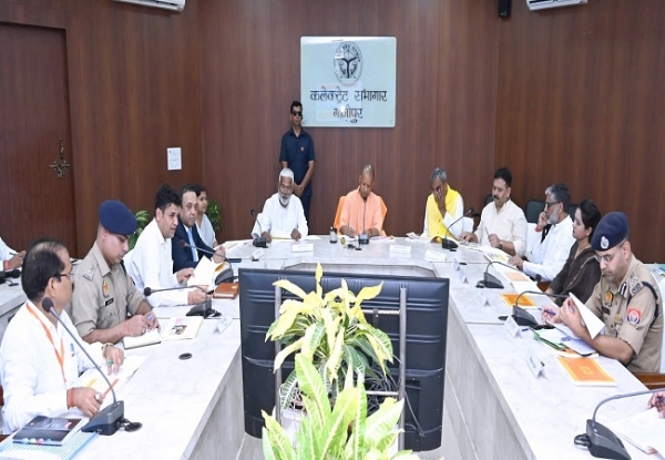 गाजीपुर में समीक्षा बैठक करते मुख्यमंत्री योगी