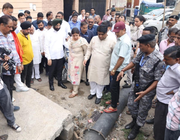 पर्यावरण मंत्री मनजिंदर सिंह सिरसा अधिकारियों के साथ नालों का निरीक्षण करते हुए