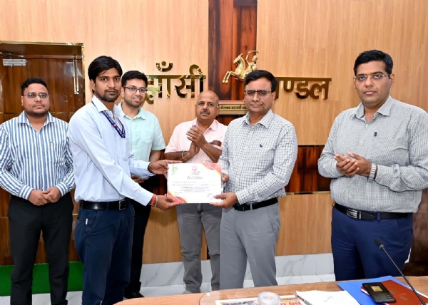 लोको पायलट को सम्मानित करते डीआरएम
