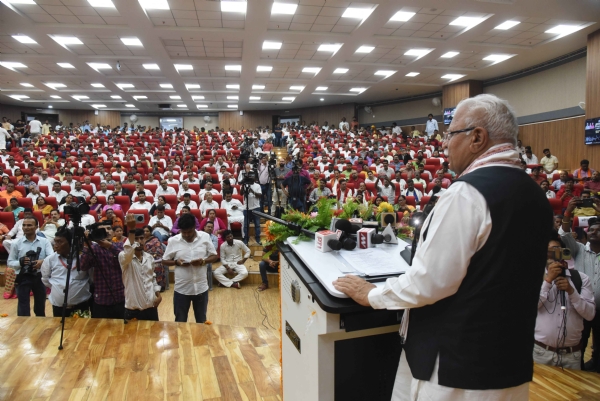 केंद्रीय ऊर्जा और आवास एवं शहरी मामलों के मंत्री मनोहर लाल खट्टर ने विधानसभा एनेक्सी हॉल में कांग्रेस द्वारा लगाए गए आपातकाल के 50 साल पूरे होने पर एक सेमिनार को संबोधित किया