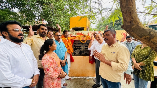 रिबोर हुए नलकूप का लोकार्पण करते हुए महापौर गणेश केसरवानी एवं स्थानीय नागरिकों का छाया चित्र