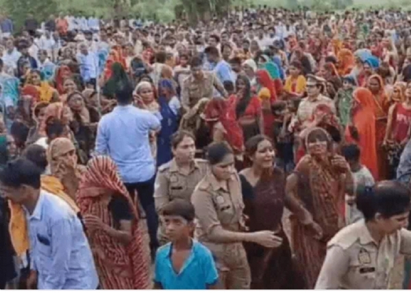 मौके पर लगी भीड़