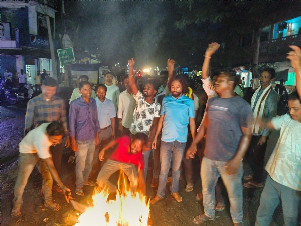 पुतला दहन कार्यक्रम में शामिल देवेंद्रनाथ महतो व अन्य
