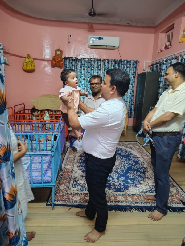 निरीक्षण करते एडीएम