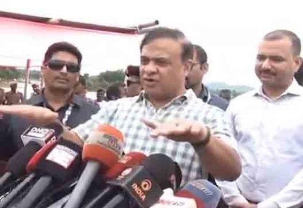 असमः मीडिया कर्मियों से बातचीत करते मु्ख्यमंत्री हिमंत बिस्व सरमा