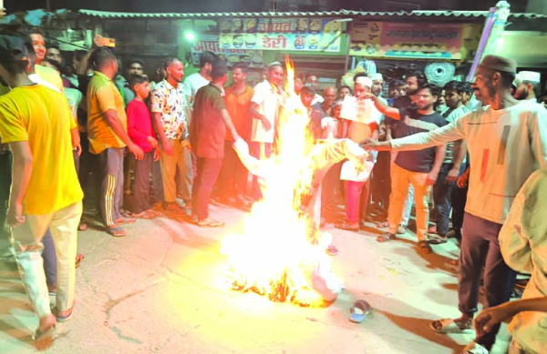 प्रदर्शन करते नगरवासी