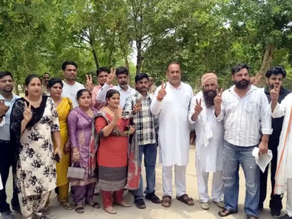 फतेहाबाद। जीत के बाद समर्थकों सहित विजय चिन्ह बनाते ब्लाक समिति जाखल अध्यक्ष व उपाध्यक्ष।