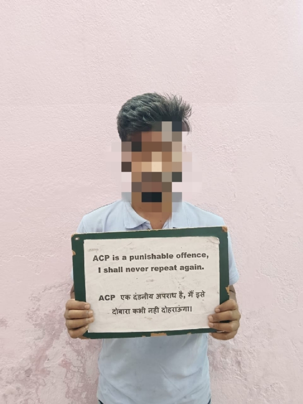 गिरफ्तार यात्री 2