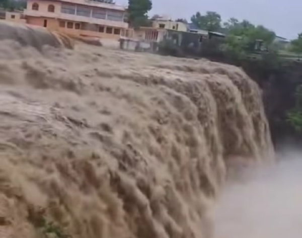 बारिश में पिकनिक का मूड हो तो घर के आसपास ही मनाएं, नदी-तालाब के पास गए तो होगी कार्रवाई