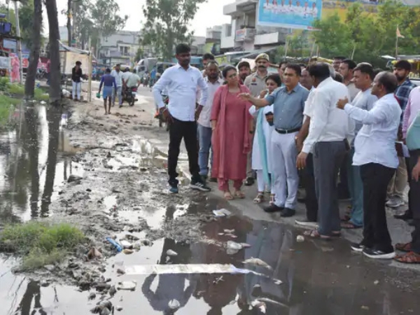 पलवल में मानसून काे लेकर नालों का जायजा लेते डीसी व अन्य अधिकारी।
