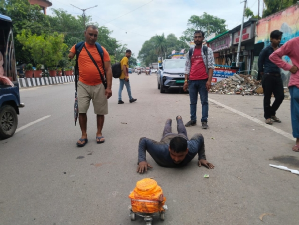दंडवत कावड़ ले जाते अमित त्यागी