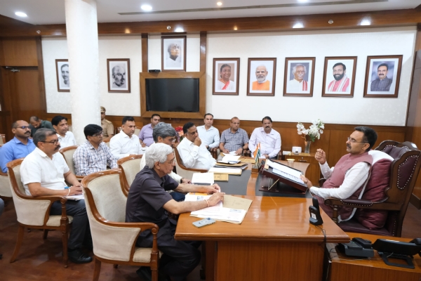 हरियाणा विधानसभा अध्यक्ष अधिकारियों की बैठक लेते हुए