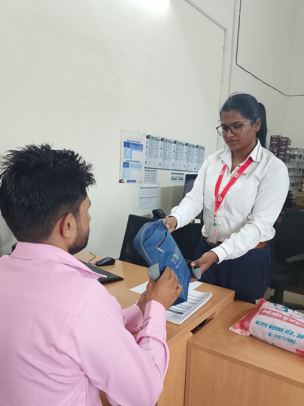 सामान वापस लेते हुए