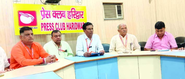 पत्रकारों से वार्ता करते हुए