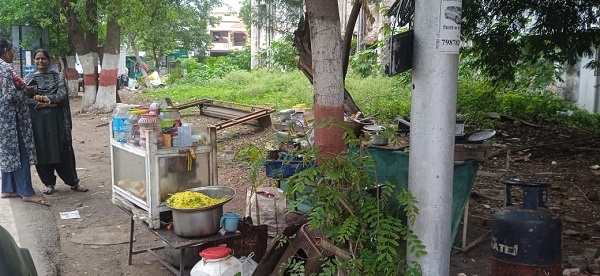 भोपाल : निगम अमले ने बोट क्लब पर चलाई अवैध अतिक्रमण पर जेसीबी