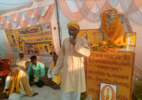 पुजा करते आदिवासी समाज