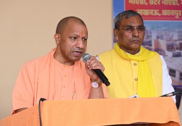 गाजीपुर में पत्रकारों से वार्ता करते सीएम योगी, साथ में मंत्री ओपी राजभर