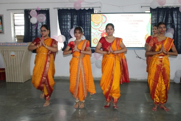 एसआर डीएवी में कार्यक्रम प्रस्तुत करती क्षात्राएं