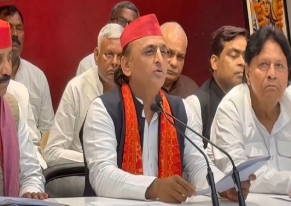 सपा अध्यक्ष अखिलेश यादव पत्रकारों को संबोधित करते हुए।