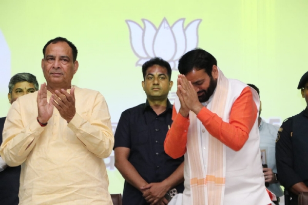 हरियाणा के मुख्यमंत्री नायब सैनी पंचकूला में प्रदेश भर से आए कार्यकर्ताओं का अभिवादन करते हुए