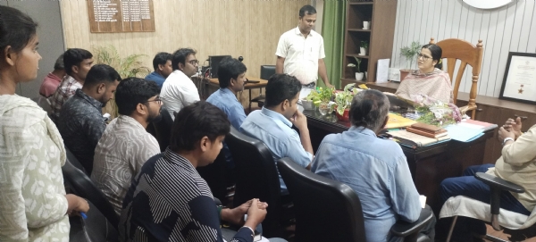 अररिया फोटो:डीडीसी समीक्षा बैठक करते हुए