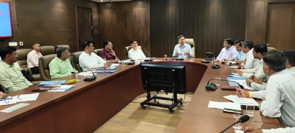 नगर निगम गुरुग्राम में समीक्षा बैठक लेते आयुक्त प्रदीप दहिया।