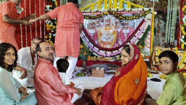 त्रिनेत्र गणेश दरबार का विशेष पूजन करते यजमान
