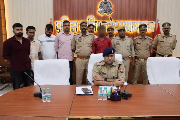 प्रयागराज के मऊआइमा थाने की पुलिस द्वारा गिरफ्तार गांजा तस्कर का छाया चित्र
