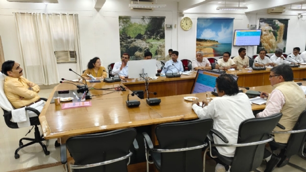 आयुक्त कार्यालय सभागार में मंडलीय समीक्षा बैठक करते मंडलायुक्त बालकृष्ण त्रिपाठी ।