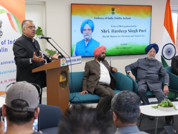 आयरलैंड स्थित भारतीय दूतावास में प्रवासी भारतीयों एवं ओवरसीज फ्रेंड्स ऑफ़ भाजपा के कार्यकर्ताओं के साथ संवाद करते हुए तरुण चुघ