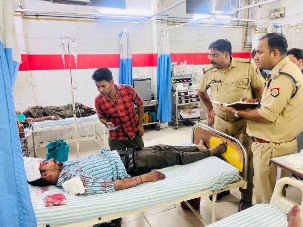 थाना सिविल लाइंस क्षेत्र में अगवानपुर ओवर ब्रिज के पास पलटी पडी मिनी बस। अस्पताल पहुंचकर घायलों का हाल जानते क्षेत्राधिकारी कुलदीप गुप्ता और सिविल लाइन इंस्पेक्टर मनीष सक्सेना। थाना सिविल लाइंस क्षेत्र में अगवानपुर ओवर ब्रिज के पास पलटी पडी मिनी बस। अस्पताल पहुंचकर घायलों का हाल जानते क्षेत्राधिकारी कुलदीप गुप्ता और सिविल लाइन इंस्पेक्टर मनीष सक्सेना।