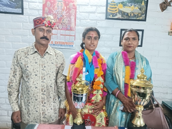 आलिशा कटोच अपने माता पिता व भाई के साथ।