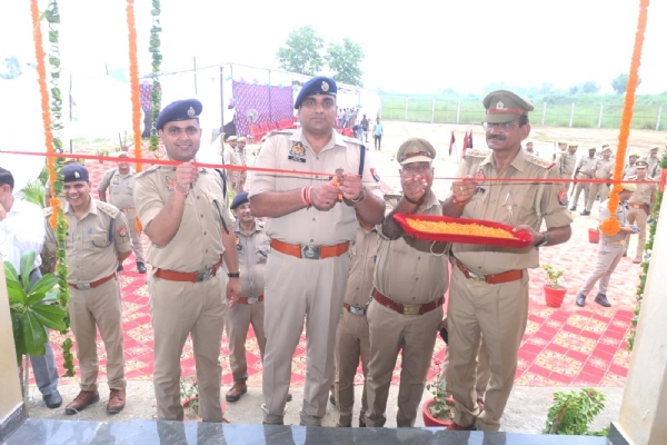 इज्जतनगर में नवनिर्मित डम्पिंग यार्ड का उद्घाटन करते एसएसपी अनुराग आर्य। साथ मौजूद पुलिस अधिकारीगण